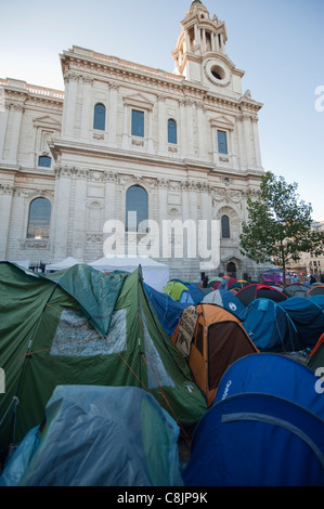 Occupy London camp de protestation contre le capitalisme, la Cathédrale St Paul, Ville de London Banque D'Images