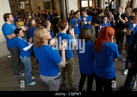 Le personnel prépare pour le lancement de l'iPhone 4s dans l'Apple Store de Covent Garden à Londres. Banque D'Images