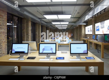 Le personnel prépare pour le lancement de l'iPhone 4s dans l'Apple Store de Covent Garden à Londres. Banque D'Images