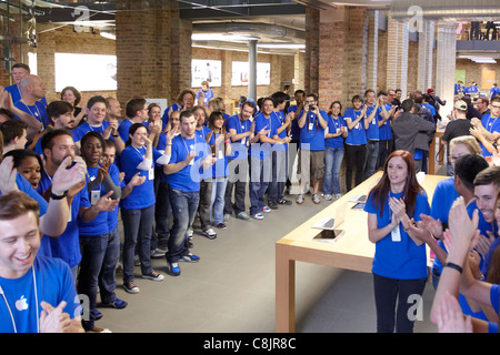 Le personnel prépare pour le lancement de l'iPhone 4s dans l'Apple Store de Covent Garden à Londres. Banque D'Images