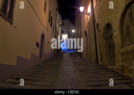 Old street à Massa Marittima de nuit Banque D'Images