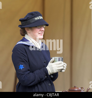 Women's Royal Naval Service Jennie Wren 1917 - Uniformes figurant dans Affiches de recrutement - avec badge Blue Star Banque D'Images