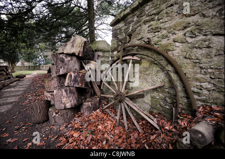 Un vieux Penny Farthing rouille gauche par un mur de jardin UK Banque D'Images