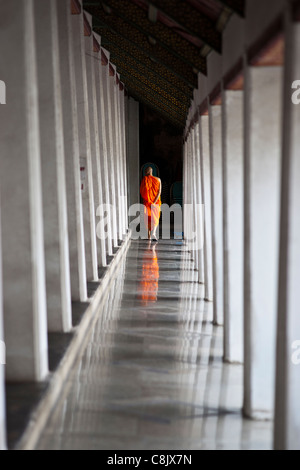 Monk marche dans le temple Wat Sutouch Banque D'Images