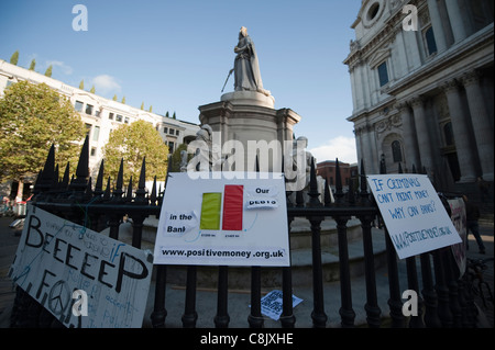 Occupy London camp de protestation contre le capitalisme, la Cathédrale St Paul, Ville de London Banque D'Images