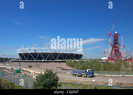 Le trafic de construction près du Stade Olympique de 2012 et l'ArcelorMittal Orbit, par Anish Kapoor, Parc Olympique, Stratford, Banque D'Images