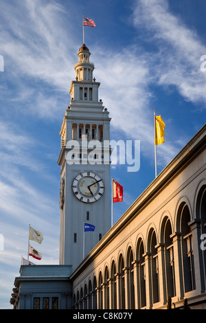 Tour de l'horloge à l'Embarcadère situé le long du front de mer, San Francisco California USA Banque D'Images