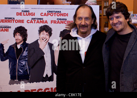 Bologne (IT) 26/oct/2011 : 'pire semaine de ma vie" film cinéma Capitol @ Aperçu : Andrea Mingardi (chanteuse italienne) et Fabio De Luigi (acteur comique italien) en face du film d'ouverture. Banque D'Images