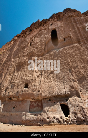 Long House cavates (Cliff dwellings) sculpté par Anasazi, dans la région de Frijoles Canyon, Bandelier National Monument, New Mexico, USA Banque D'Images