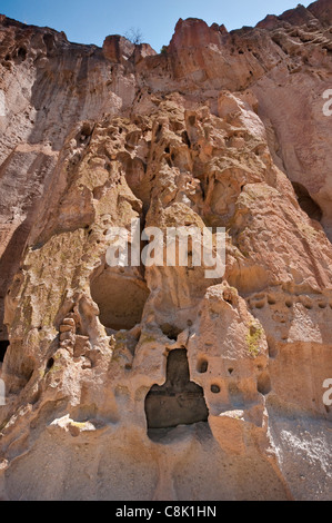 Long House cavates (Cliff dwellings) sculpté par Anasazi, dans la région de Frijoles Canyon, Bandelier National Monument, New Mexico, USA Banque D'Images