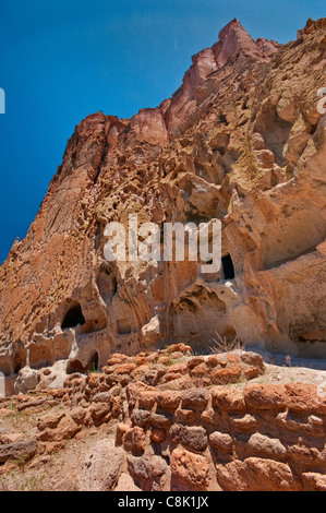 Long House cavates (Cliff dwellings) sculpté par Anasazi, dans la région de Frijoles Canyon, Bandelier National Monument, New Mexico, USA Banque D'Images