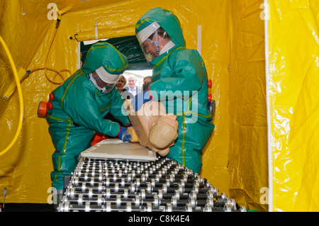 Les ambulanciers démontrer la procédure de décontamination lors du lancement de l'Irlande du Nord Ambulance Service (NIAS) Équipe d'intervention en zone dangereuse (HART). 26/10/2011 BELFAST Banque D'Images