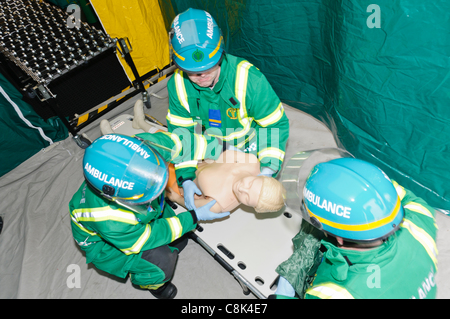 Les ambulanciers démontrer la procédure de décontamination lors du lancement de l'Irlande du Nord Ambulance Service (NIAS) Équipe d'intervention en zone dangereuse (HART). Banque D'Images