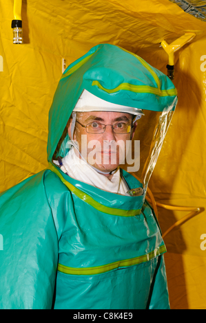 Paramedic vêtu d'un costume de décontamination lors du lancement de l'Irlande du Nord Ambulance Service (NIAS) Équipe d'intervention en zone dangereuse (HART), pour faire face à des situations dangereuses à grande échelle tels que l'attaque ou de fuite radioactive, ou une maladie dangereuse, comme le virus ebola Banque D'Images