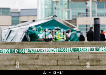 L'Irlande du Nord Ambulance Service lancer leur équipe d'intervention en zone dangereuse. 26/10/2011 BELFAST Banque D'Images