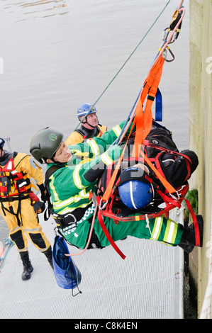 Ambulancier paramédical est ramené vers le haut sur une corde avec un patient pendant le lancement de l'Irlande du Nord Ambulance Service (NIAS) Équipe d'intervention en zone dangereuse (HART). 26/10/2011 BELFAST Banque D'Images