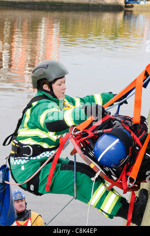 Ambulancier paramédical est ramené vers le haut sur une corde avec un patient pendant le lancement de l'Irlande du Nord Ambulance Service (NIAS) Équipe d'intervention en zone dangereuse (HART). 26/10/2011 BELFAST Banque D'Images