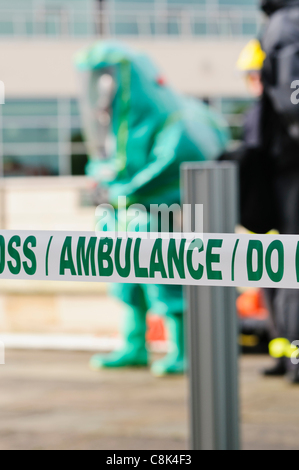 Paramedic portant des combinaisons étanches aux gaz (GTS) pendant le lancement de l'Irlande du Nord Ambulance Service (NIAS) Équipe d'intervention en zone dangereuse (HART), pour faire face à des situations dangereuses à grande échelle tels que l'attaque ou de fuite radioactive, ou une maladie dangereuse, comme le virus ebola Banque D'Images