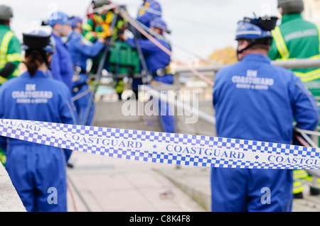 L'Irlande du Nord Ambulance Service lancer leur équipe d'intervention en zone dangereuse. 26/10/2011 BELFAST Banque D'Images