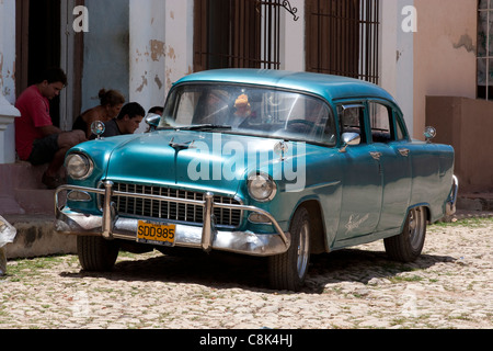 Cuba : classique vieille voiture américaine garée dans street à Trinité Banque D'Images