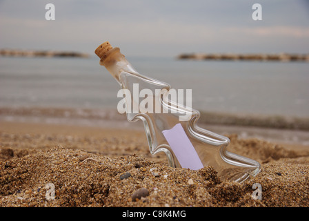 Message d'espoir dans une bouteille sur la plage Banque D'Images