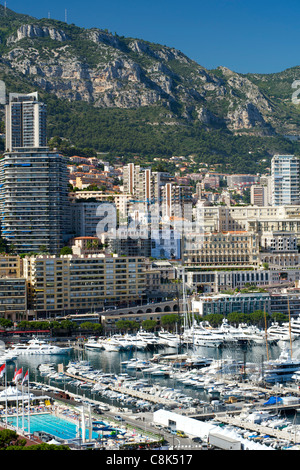 Yachts et voiliers dans le Port Hercule de la Principauté indépendante de Monaco sur la côte d'Azur (côte méditerranéenne). Banque D'Images