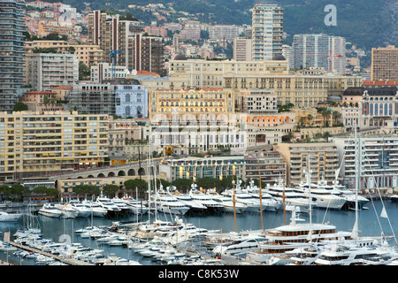 Yachts et voiliers dans le Port Hercule de la Principauté indépendante de Monaco sur la côte d'Azur (côte méditerranéenne). Banque D'Images