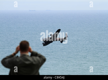 L'Avro Lancaster Bomber s'affiche à un spectacle aérien d'Eastbourne, East Sussex, Angleterre. Banque D'Images