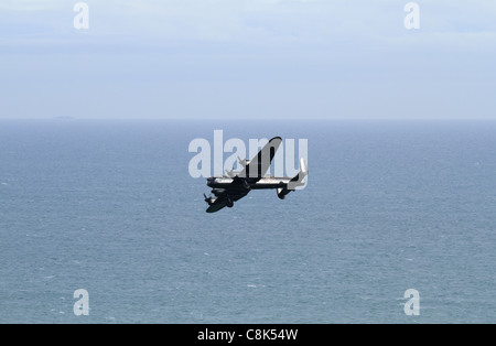 L'Avro Lancaster Bomber s'affiche à un spectacle aérien d'Eastbourne, East Sussex, Angleterre. Banque D'Images