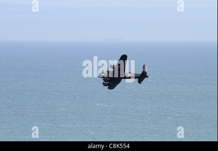 L'Avro Lancaster Bomber s'affiche à un spectacle aérien d'Eastbourne, East Sussex, Angleterre. Banque D'Images