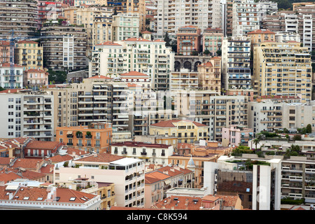 Les immeubles à appartements de La Condamine à la Principauté de Monaco sur la côte d'azur le long de la côte méditerranéenne. Banque D'Images