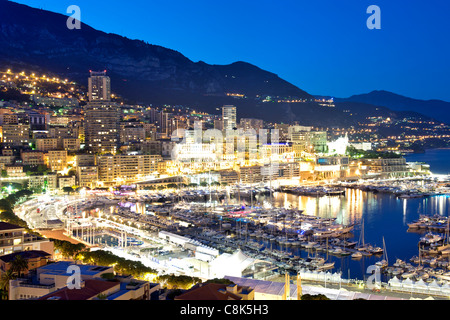 Crépuscule sur le Port Hercule et de la ville et Principauté de Monaco sur la côte d'azur le long de la côte méditerranéenne. Banque D'Images