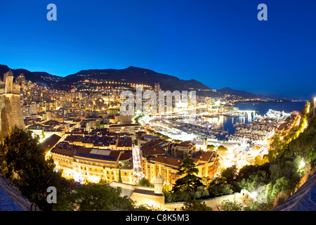 Crépuscule sur le Port Hercule et de la ville et Principauté de Monaco sur la côte d'azur le long de la côte méditerranéenne. Banque D'Images