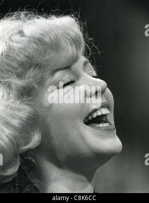 KATHY KIRBY (1938-2011) Chanteuse pop anglaise sur A vos marques, prêts, partez en novembre 1963. Photo Tony Gale Banque D'Images