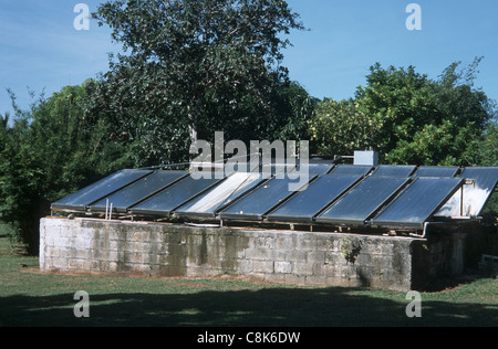 Negril, Jamaïque. Les panneaux de chauffage solaire de l'eau à un hôtel de tourisme. Banque D'Images