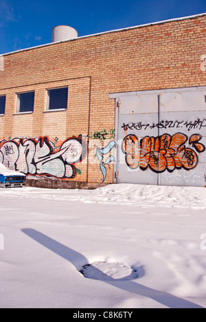 Un graffiti sur une vieille brique blanche des murs du bâtiment. Banque D'Images