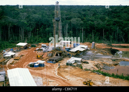 Caraoari, l'état d'Amazonas, au Brésil. L'exploration pétrolière Petrobras site de forage dans la forêt tropicale. Banque D'Images