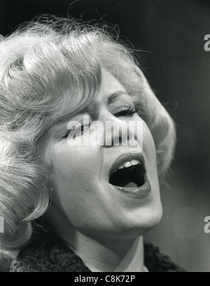 KATHY KIRBY (1938-2011) Chanteuse pop anglaise sur prêt,rendez-vous en novembre 1963. Photo Tony Gale Banque D'Images