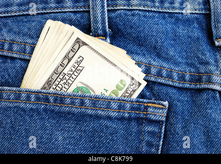 Beaucoup de dollars dans une poche de jeans. Banque D'Images