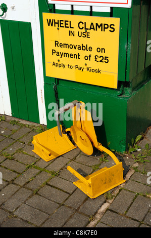 Collier roue No Parking sign Banque D'Images