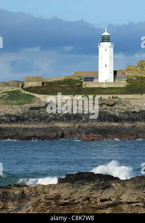 Le phare de Godrevy, Baie de St Ives, Cornwall. Construit en 1859, la lumière est aujourd'hui pas de réception et de l'énergie solaire. Banque D'Images