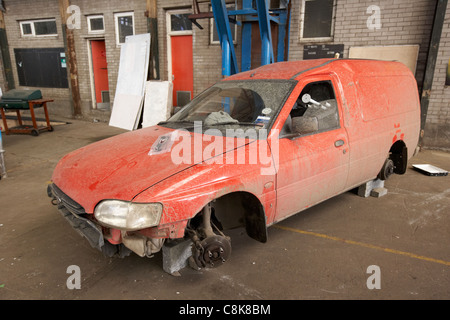 Old Red Ford Escort van de briques dans une vieille usine-entrepôt au Royaume-Uni Irlande du Nord Belfast unité Banque D'Images