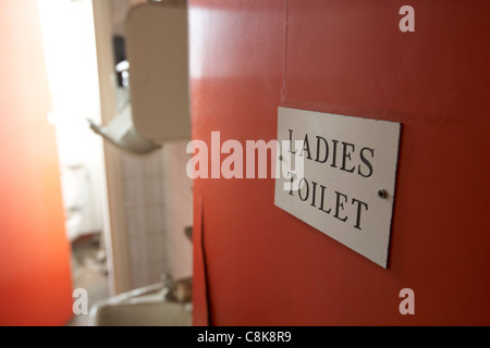 Ancienne mesdames toilettes dans une ancienne usine-entrepôt au Royaume-Uni Irlande du Nord Belfast unité Banque D'Images