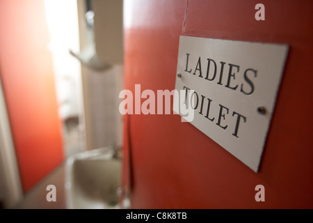 Ancienne mesdames toilettes dans une ancienne usine-entrepôt au Royaume-Uni Irlande du Nord Belfast unité Banque D'Images