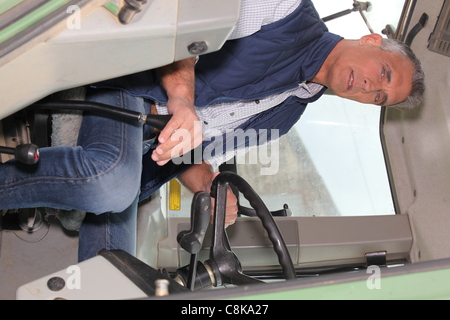 Agriculteur de la conduite du tracteur Banque D'Images