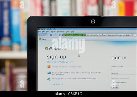 Le site Web Windows Live tourné contre un meuble en arrière-plan (usage éditorial uniquement : -Print, télévision, e-book et le comité éditorial du site). Banque D'Images