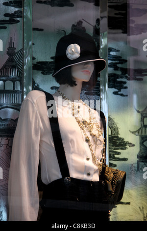 Mannequin en vitrine de Chanel boutique sur Orchard Road, Singapore Banque D'Images