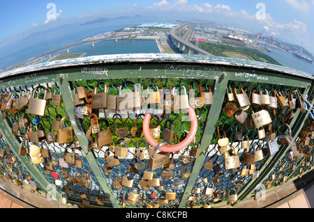 Clôture de cadenas au Japon, symbole de l'amour Banque D'Images