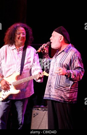 Mark Volman (FLO) et Howard Milfie (Eddie) des tortues lors du spectacle Hippifest à Vienne, en Virginie. Banque D'Images