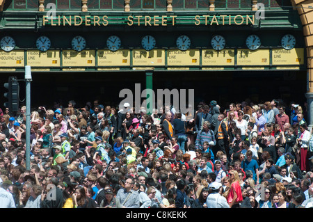 La foule devant la gare de Flinders Street pour voir la reine, au cours de la visite royale d'une journée à Melbourne Banque D'Images